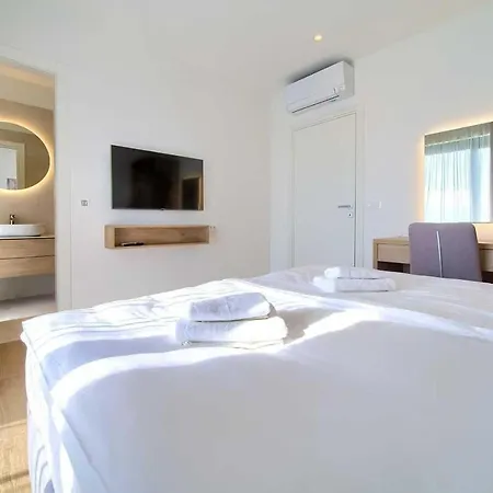 Jana With Private Pool Linardici