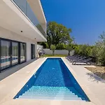 فيلة Jana With Private Pool Linardići