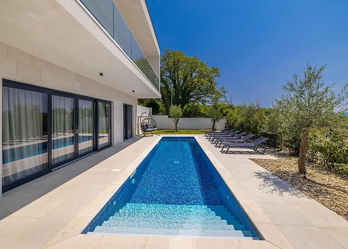 Willa Jana With Private Pool Linardići
